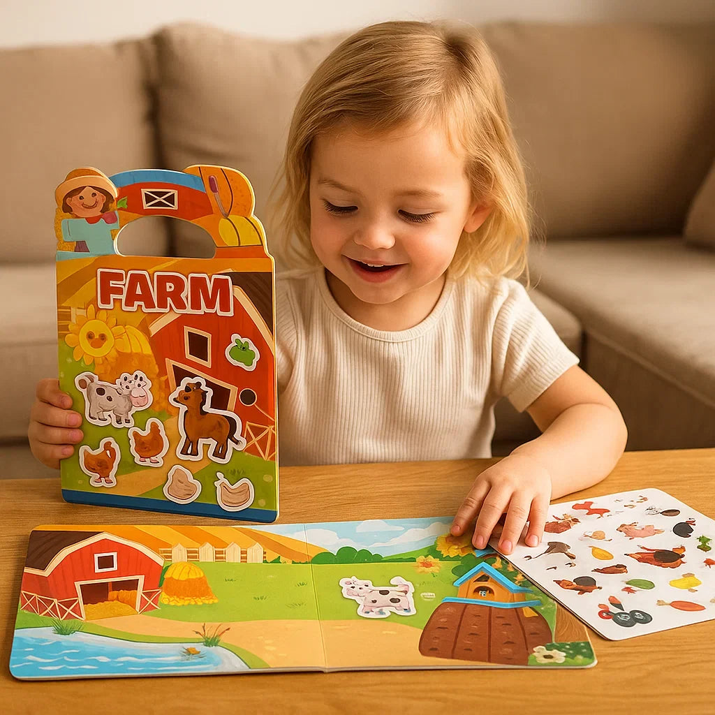 Kind gestaltet Bauernhof-Szene mit wiederverwendbaren Stickern aus einem Montessori Stickerbuch.