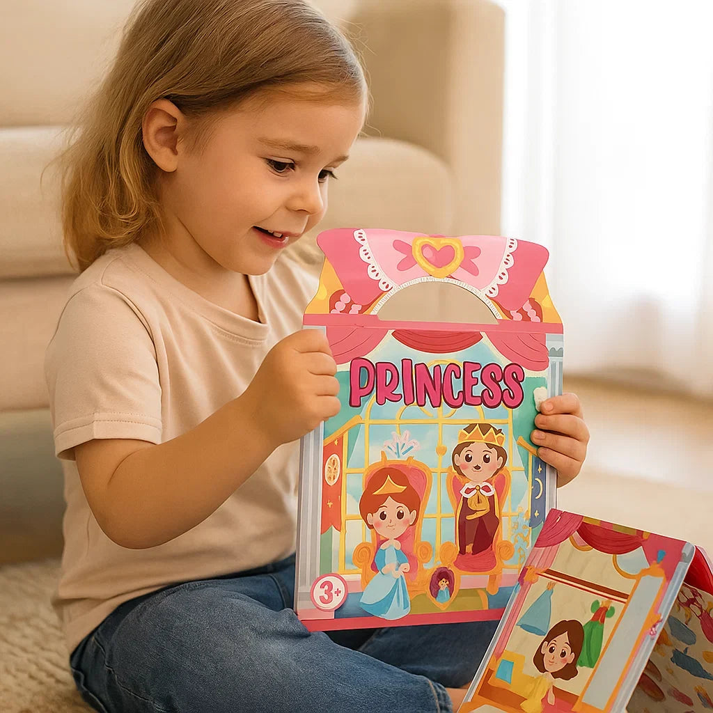 Kompaktes Montessori Stickerbuch geöffnet auf einem Tisch, bereit für kreatives Spiel unterwegs.