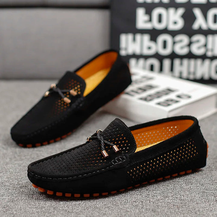 Mann trägt elegante, bequeme Herren Freizeitschuhe im Alltag, ideal für stilvollen Komfort.