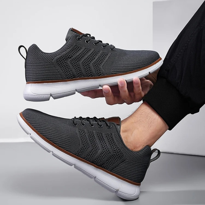 Herren Komfortschuhe mit dezenter Logo-Applikation und verstärkter Ferse. Atmungsaktive Alltagssneaker.