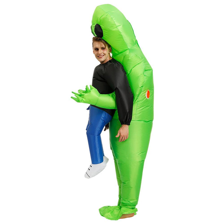 Person im Unisex Alien-Abduktionskostüm, das eine Entführung darstellt. Hingucker für Halloween & Fasching.