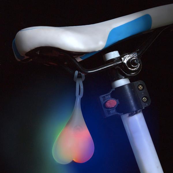 Auffälliges LED-Fahrradrücklicht aus rotem Silikon für mehr Sicherheit im Straßenverkehr.