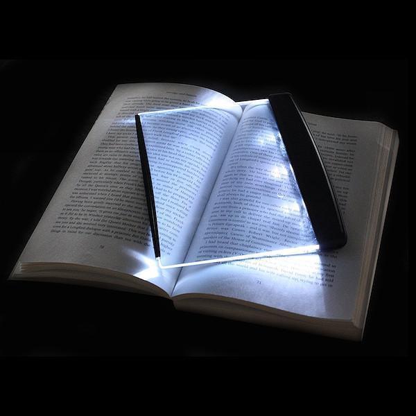 Kompaktes LED Buchlicht, augenschonend und dimmbar, ideal für unterwegs und zum Lesen.