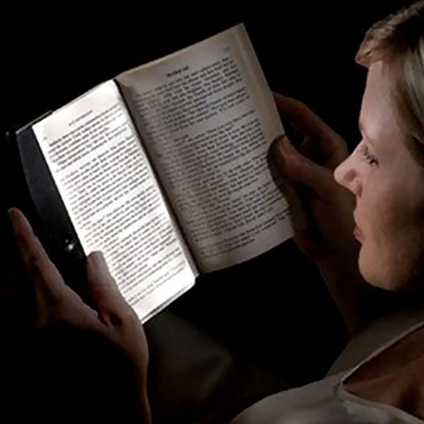 Modernes LED Leselicht mit flexiblem Arm, direkt am Buch geklemmt. Angenehmes, flickerfreies Licht.