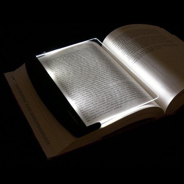 Ergonomisches LED Leselicht für das Bett. Ermöglicht entspanntes Lesen im Dunkeln ohne Störung.