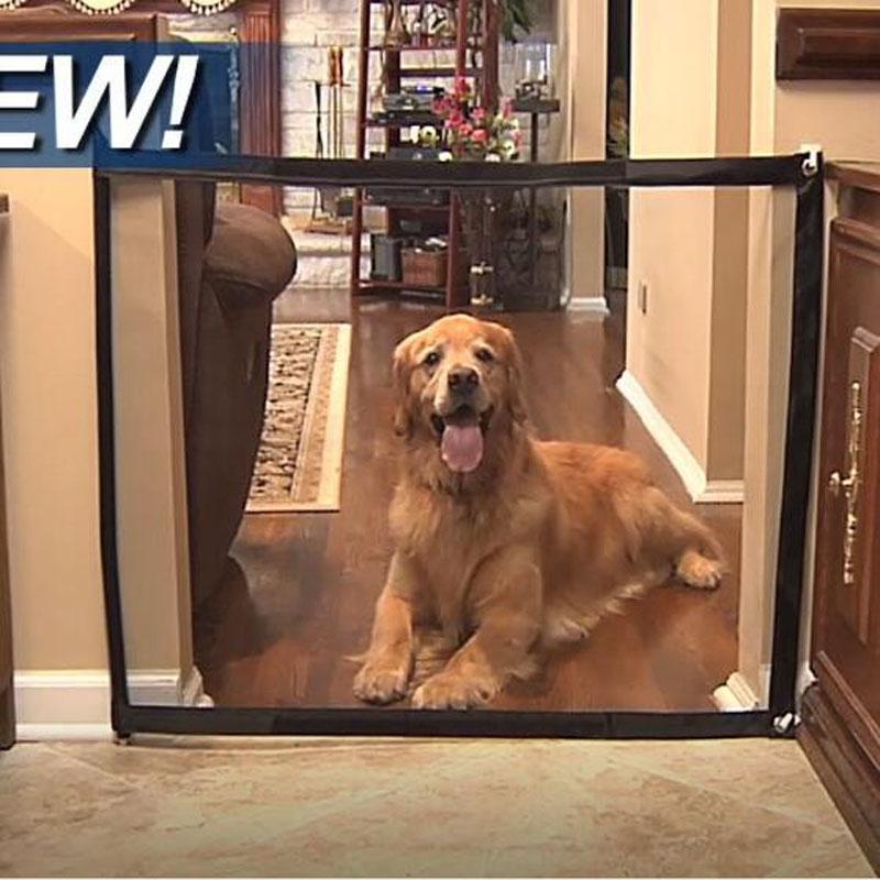 Nahaufnahme des stabilen Netzgitters vom Hunde-Schutzgitter, schützt Haustiere sicher zu Hause.