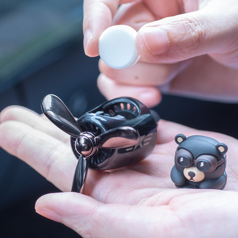 Niedlicher Bär Pilot Autolufterfrischer mit Propeller-Design, als stilvoller Duftdiffusor am Lüftungsclip.