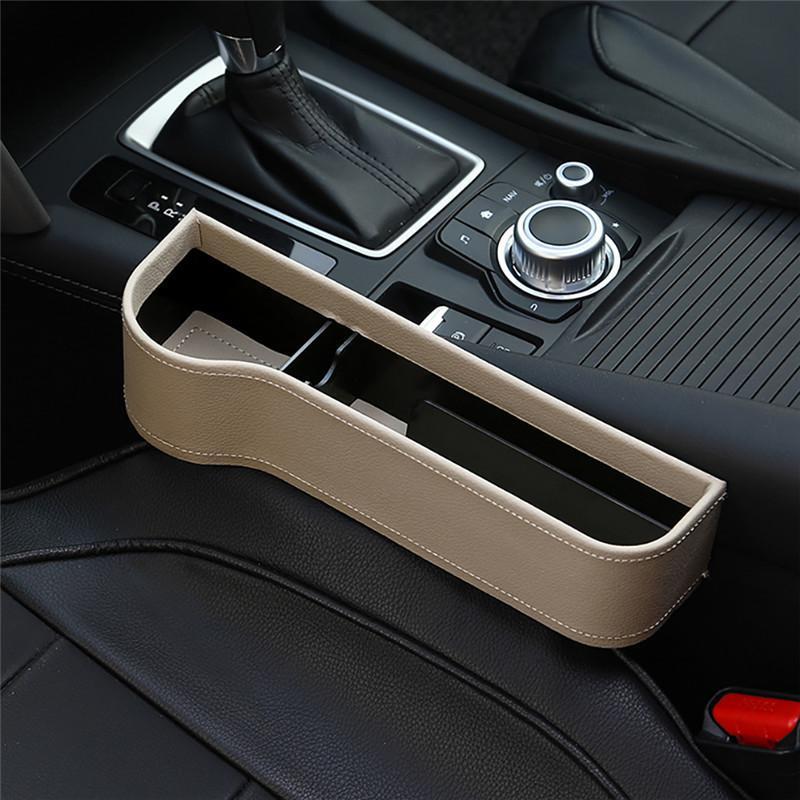 Nahaufnahme des Auto-Sitz-Spalt-Organizers mit Fächern, perfekt für Kleinigkeiten im Auto-Innenraum.