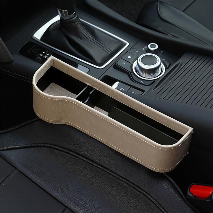 Nahaufnahme des Auto-Sitz-Spalt-Organizers mit Fächern, perfekt für Kleinigkeiten im Auto-Innenraum.
