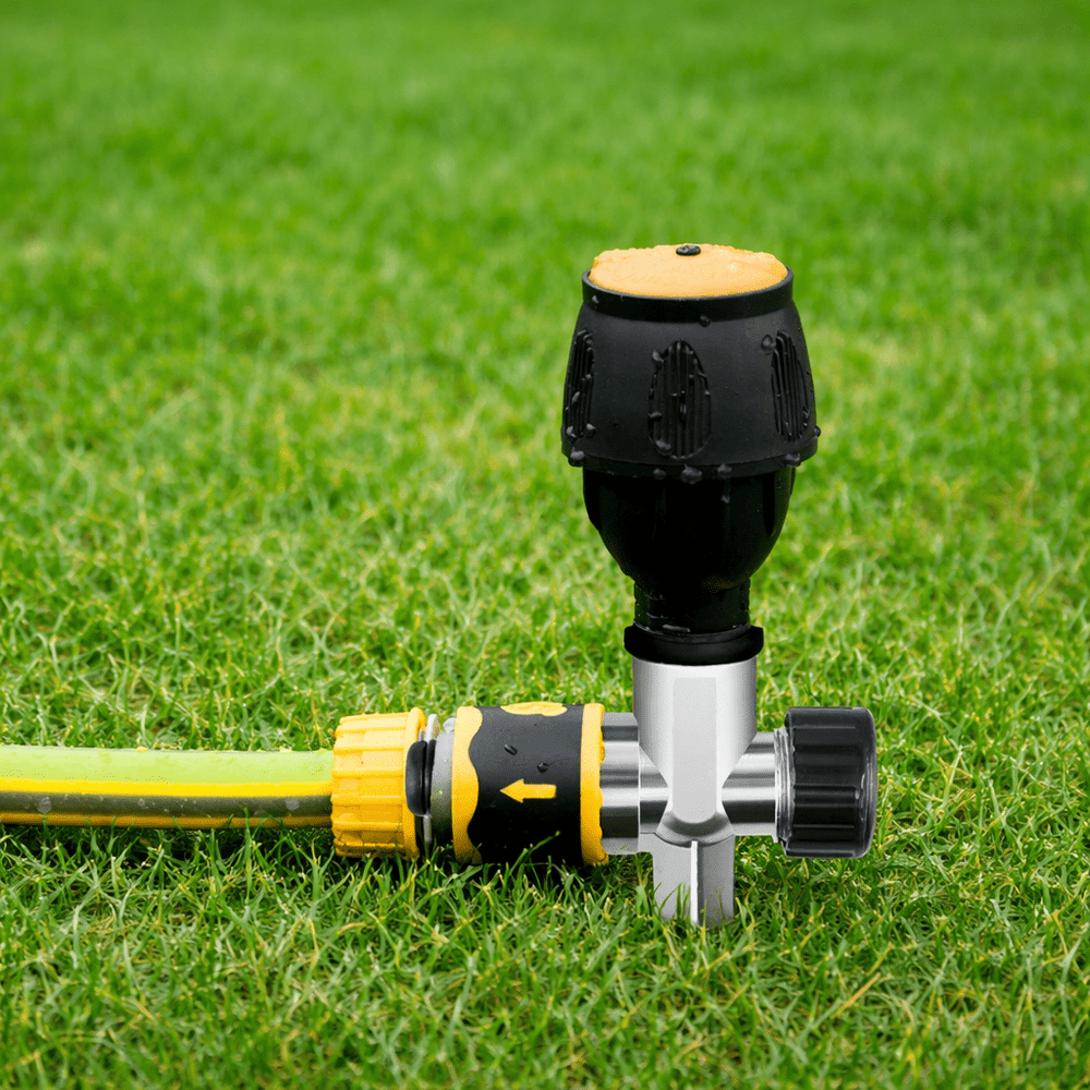 Drehsprinkler bewässert Rasen automatisch. Wetterfestes Bewässerungssystem für perfekte Landschaftspflege.
