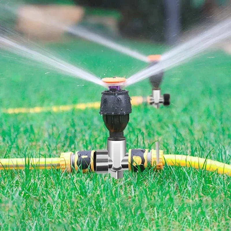 Moderner Rasensprinkler in Aktion: 360° Gartenbewässerung für gesunden, grünen Rasen. Spart Zeit.