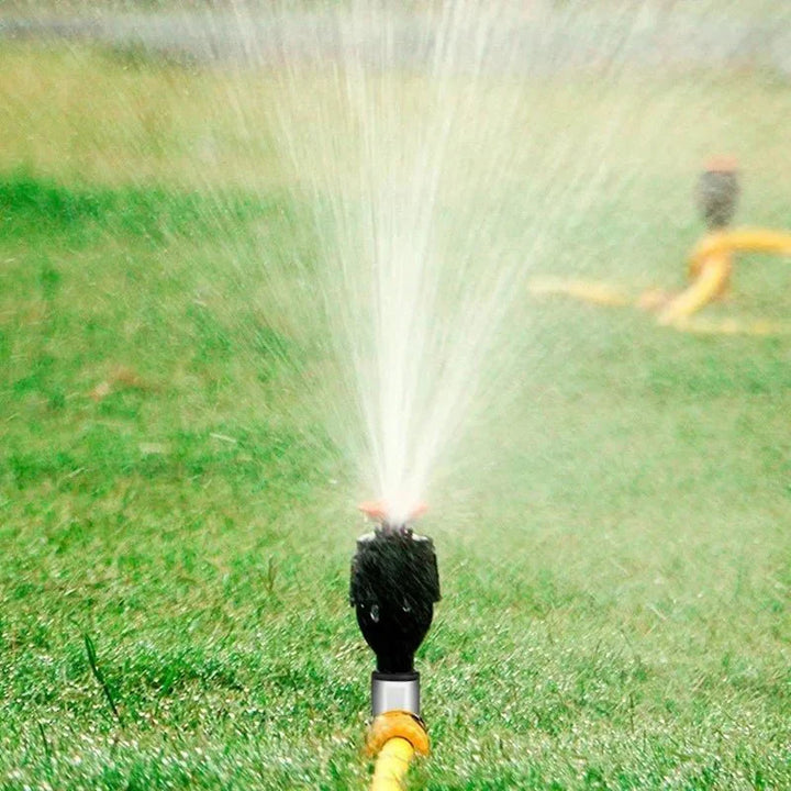 Wetterfester Rasensprenger verteilt Wasser gleichmäßig. Automatische Bewässerung für optimale Rasenpflege.