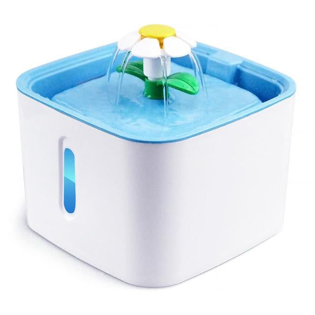 Ansicht des Haustier-Wasserbrunnens mit Wassertank, Pumpe & Filter, bereit für Katze & Hund.