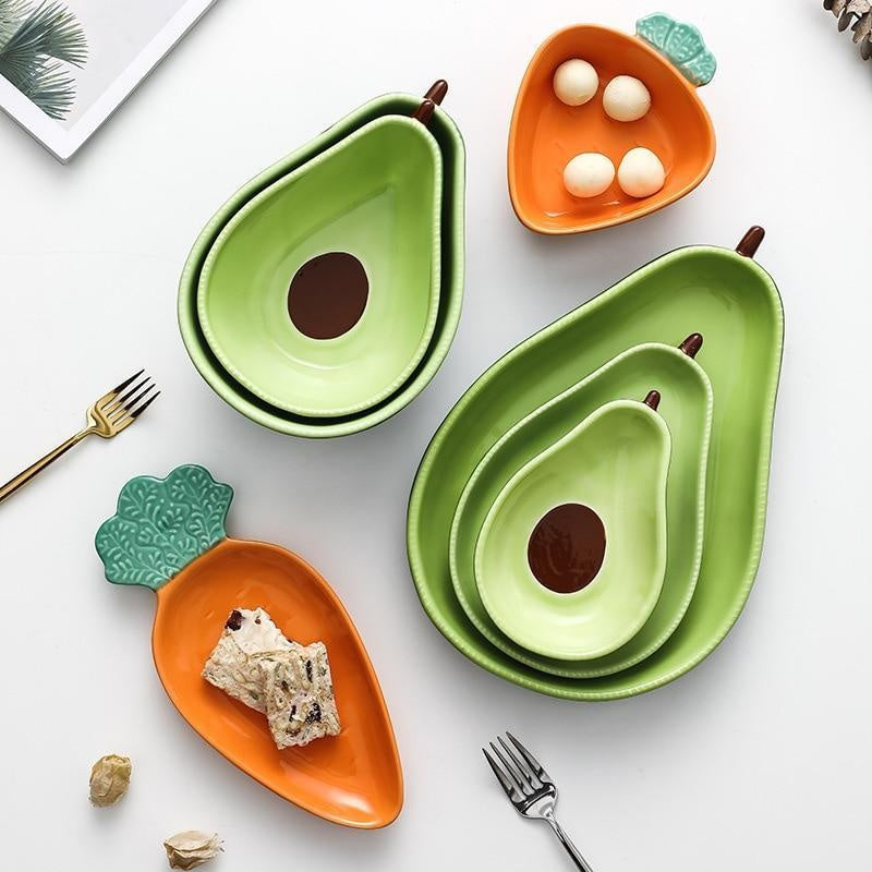 Grüne Keramik Servierplatte in Avocadoform, handgefertigt, perfekt für Vorspeisen, Snacks & Deko.