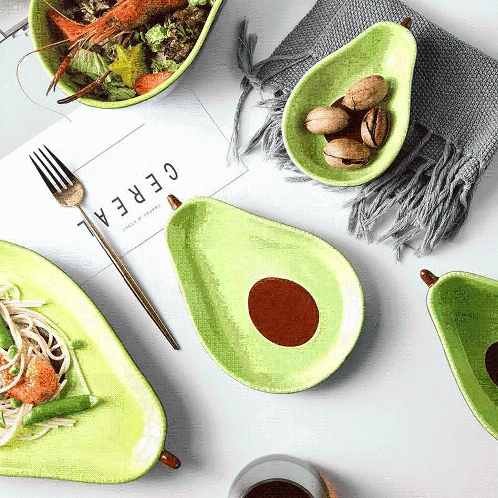 Detailansicht: Handgefertigtes Keramikgeschirr mit Avocado-Struktur, grüne Glasur, modernes Designgeschirr.