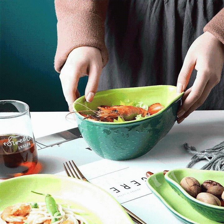 Avocado Keramik Geschirr-Set auf Esstisch, fröhliche Tischdeko, serviert Snacks & Dips, grüne Akzente.