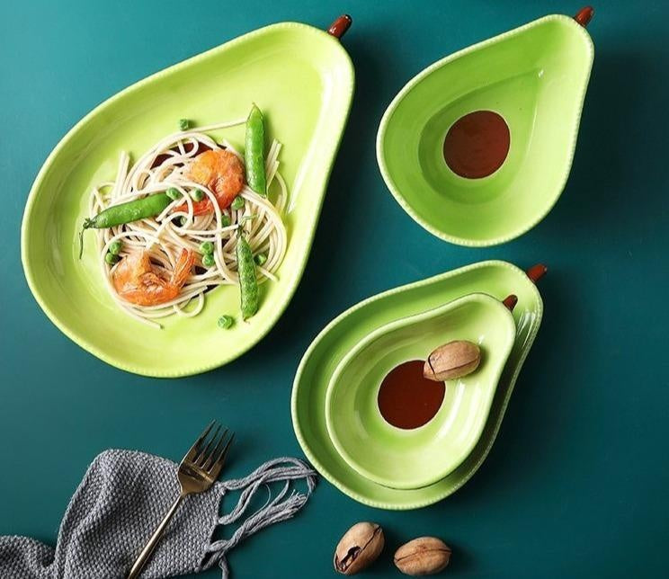 Vielseitige grüne Avocado Keramik Servierplatte, ideal für Käse, Antipasti oder Obst, einzigartiges Design.