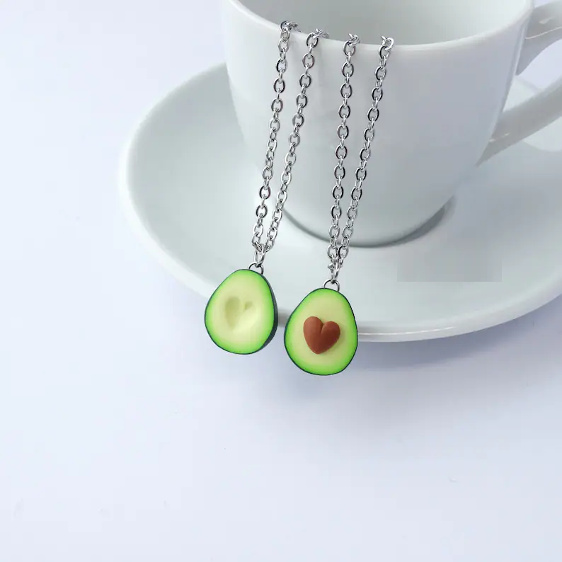 Detailreiche Fimo Avocado-Herz-Anhänger an Unisex-Edelstahlkette, perfekt als Freundschaftsgeschenk.