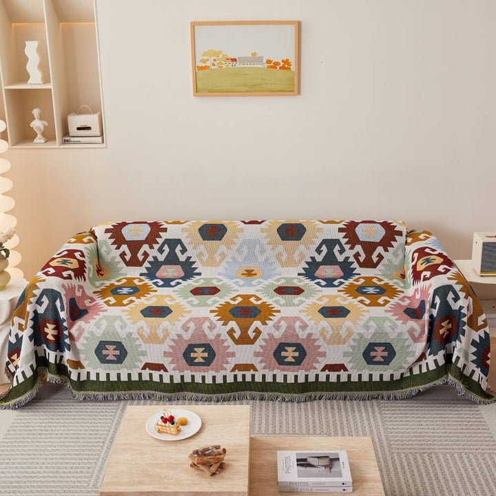 Böhmischer Sofabezug mit Muster für langanhaltenden Möbelschutz im Wohnzimmer.