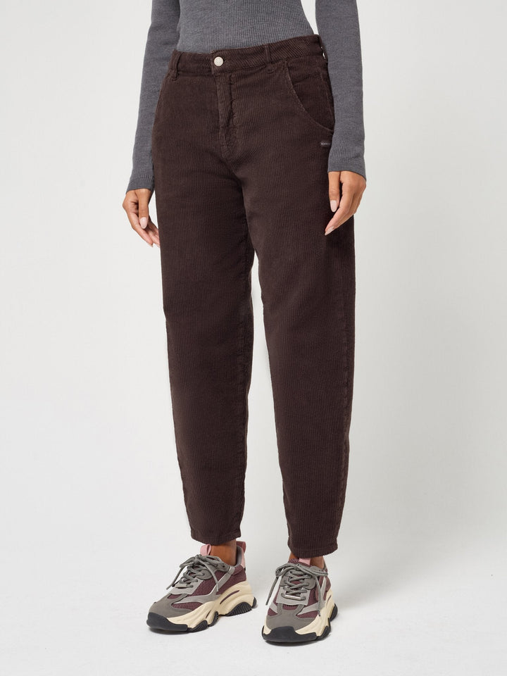 Trendige Damen Balloon Fit Hose in moderner O-Shape Passform, hohe Leibhöhe, verkürzt. Ideal für lässigen Stil.