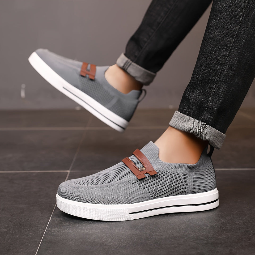 Draufsicht auf leichte, atmungsaktive Herren Slip-On Sneaker, perfekt für Alltag & Freizeit.