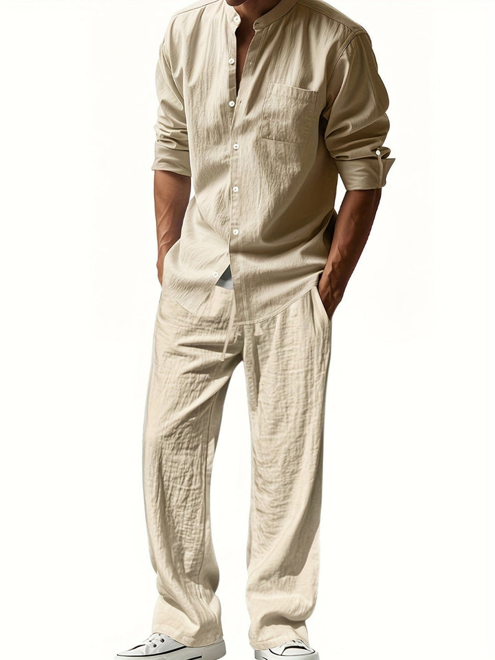 Komfortables Herren Urlaub Set: Stylisches Stehkragen Hemd & weite Hose für entspannte Tage.