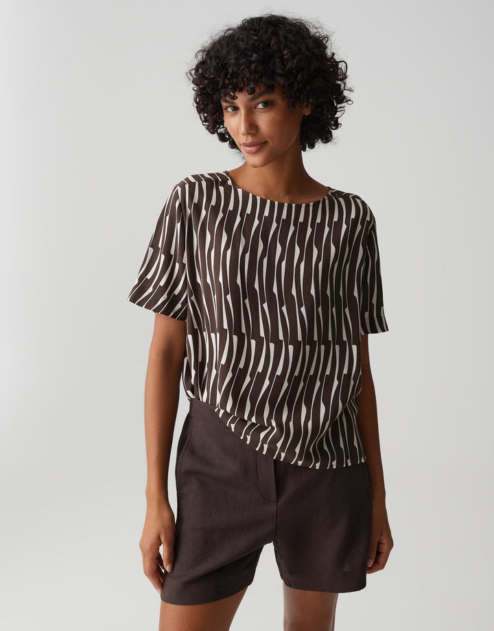 Modische Damen Kurzarmbluse im Loosefit mit auffälligem Grafikmuster. Ideal als stilvolle Sommer- oder Freizeitbluse.