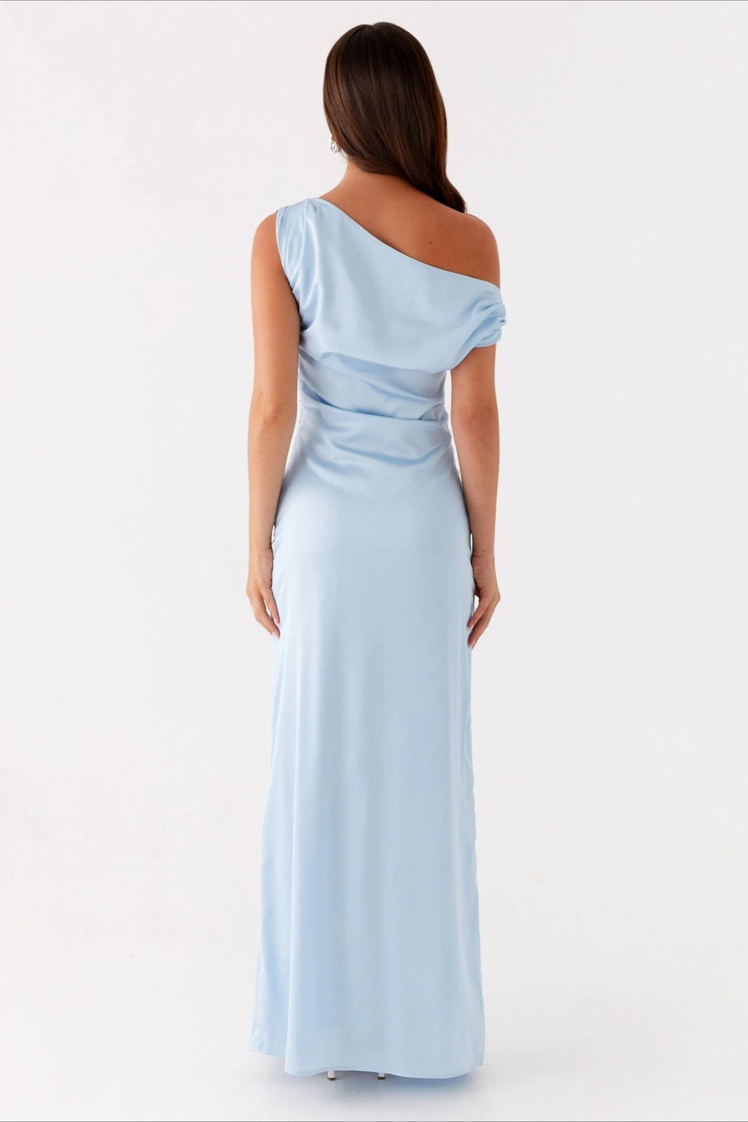 Damen Abendkleid mit fließendem Stoff und eleganter Silhouette, perfekt für festliche Anlässe.