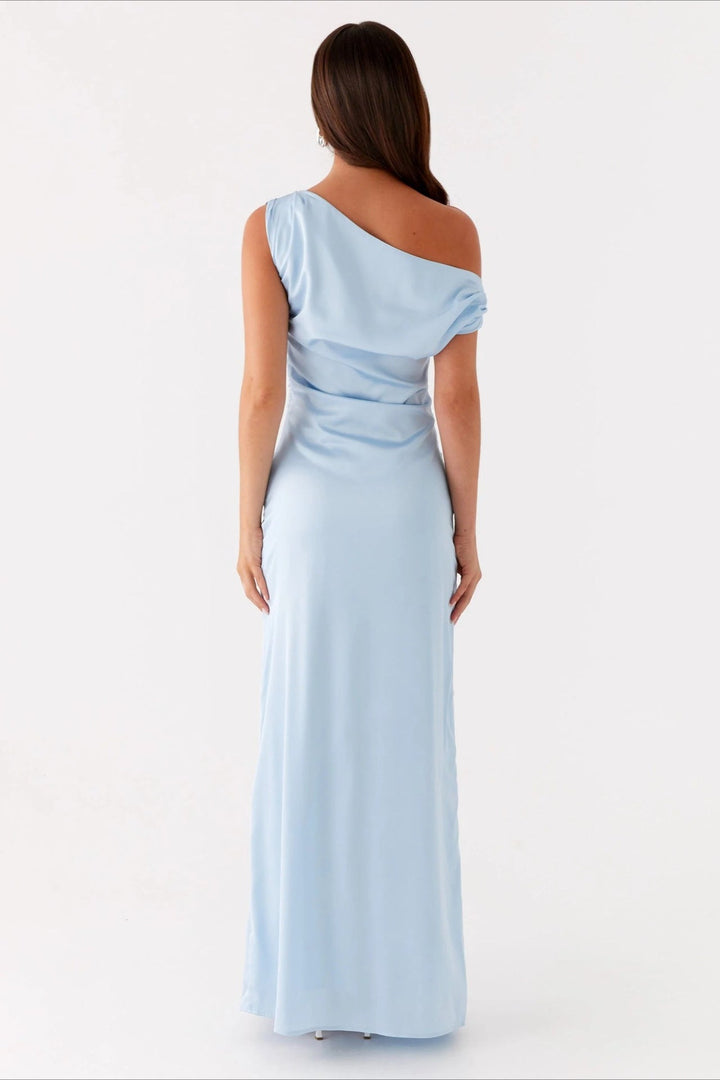 Damen Abendkleid mit fließendem Stoff und eleganter Silhouette, perfekt für festliche Anlässe.