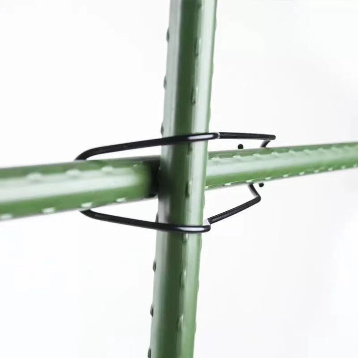Korrosionsbeständige Zaunklemme aus verzinktem Eisen, für dauerhafte und sichere Rohrverbindungen.