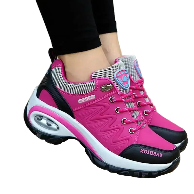 Orthopädische Damen-Sneakers in Schwarz. Ergonomischer Komfort & Fußgewölbestütze für gesunde Füße.