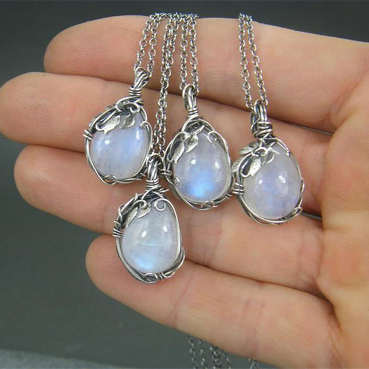 Exklusive Damen Mondstein Halskette, retro Tropfenform. Zeitloser Vintage Schmuck, eine elegante Kette als perfektes Geschenk.