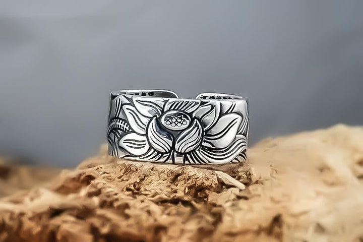 Spiritueller Silberring mit Lotusblüte und Sutra-Gravur, Unisex-Design, ideal als buddhistischer Glücksbringer.