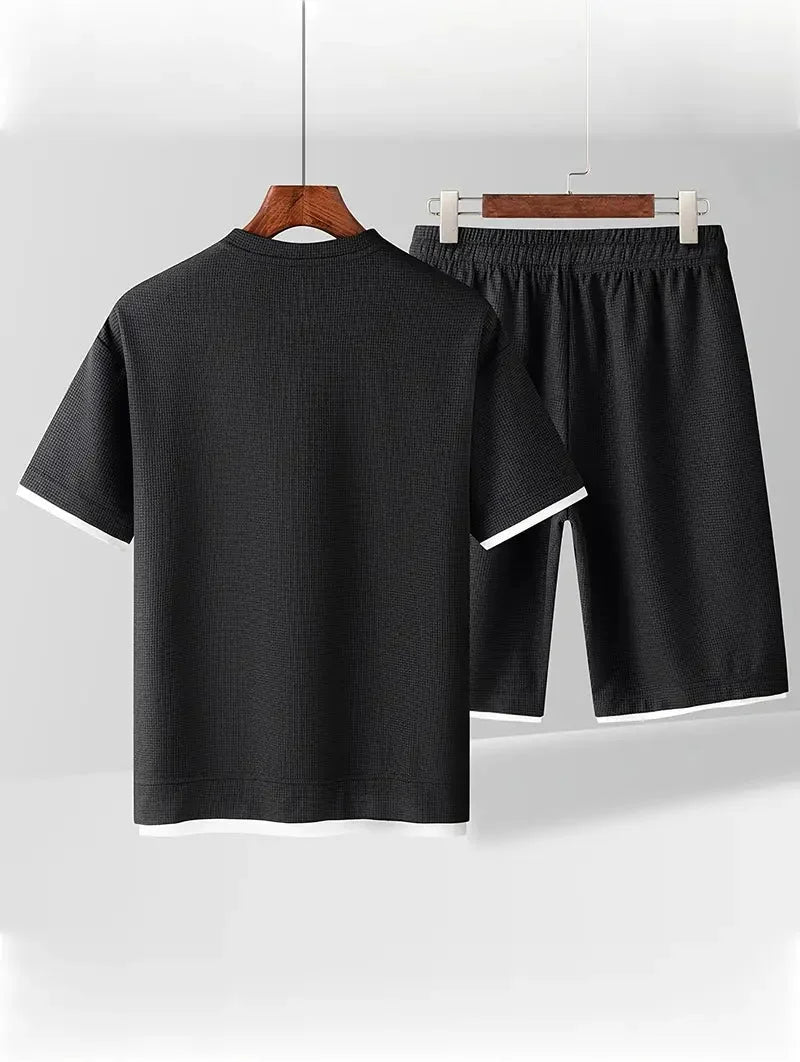 Herren Sommer-Set aus Waffelstrick: Kurzarm T-Shirt und Shorts für maximalen Komfort.