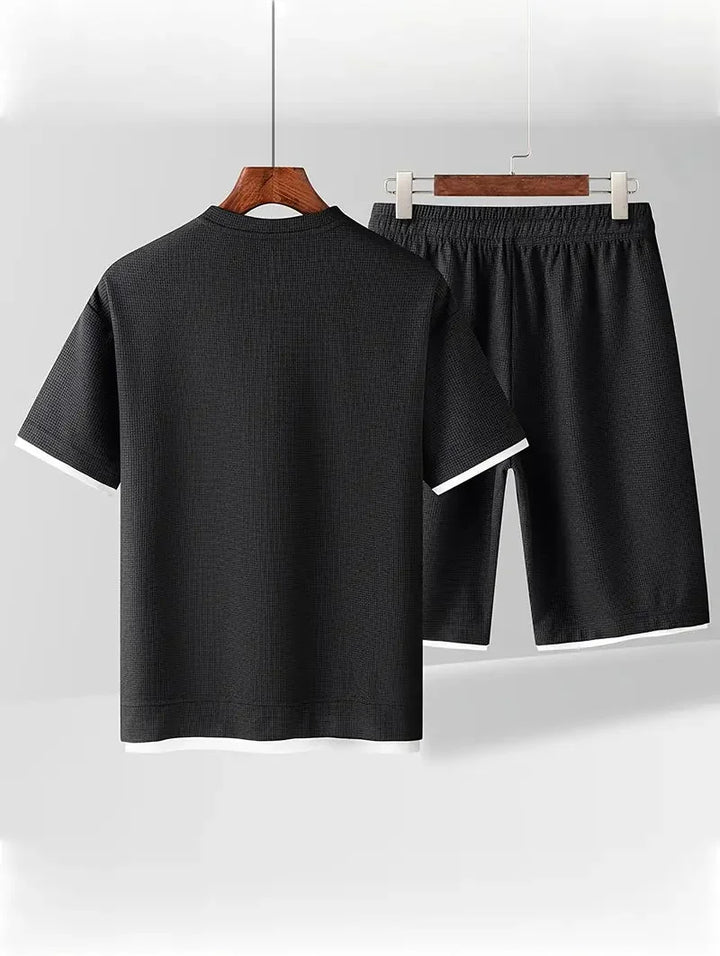 Herren Sommer-Set aus Waffelstrick: Kurzarm T-Shirt und Shorts für maximalen Komfort.