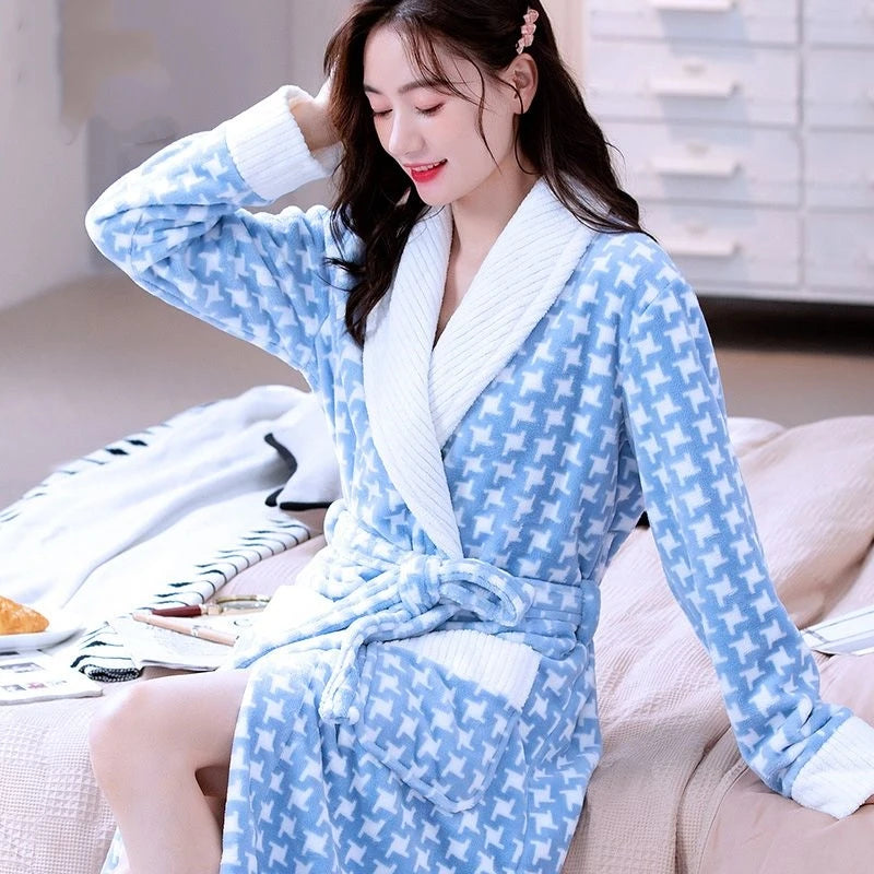 Samtweicher Damen Bademantel aus flauschigem Material. Ideal als Home-Wear für maximale Entspannung.
