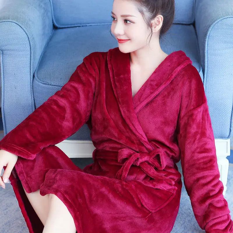 Damen Freizeit Bademantel: Stilvoller, warmer Feline-Morgenmantel für Damen, weich und komfortabel als Freizeitkleidung.