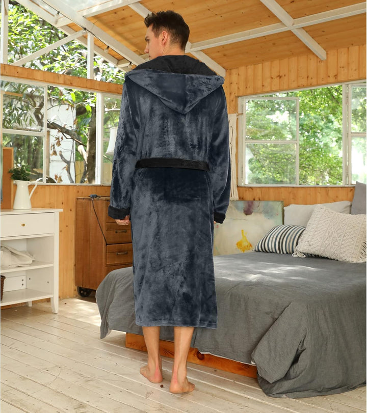 Weicher Herren Winter Bademantel, mit Bindegürtel für optimale Passform.