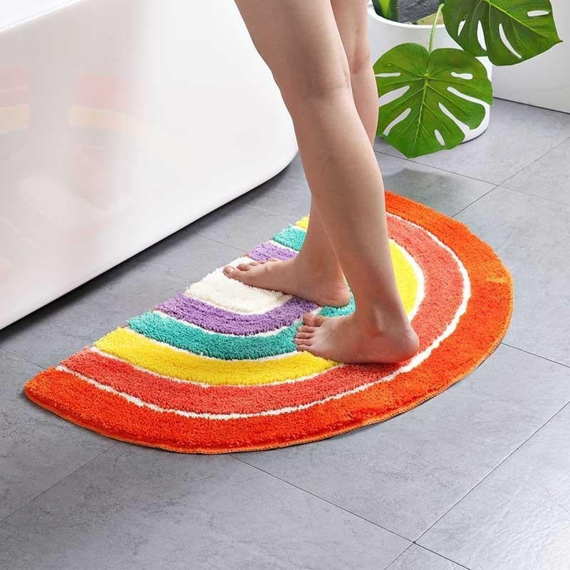 Badteppich Regenbogen-Design: Dekorativ, weich & saugfähig. Rutschfest für Sicherheit im Badezimmer.