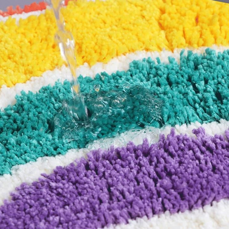 Saugfähige Regenbogen Badteppich: Bietet Komfort und Stil. Ideal für ein farbenfrohes, sicheres Badezimmer.