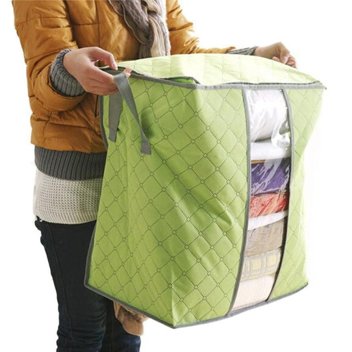 Faltbarer Schrankorganizer aus Bambus für mehr Ordnung & Stauraum in Schlaf- und Ankleidezimmer.