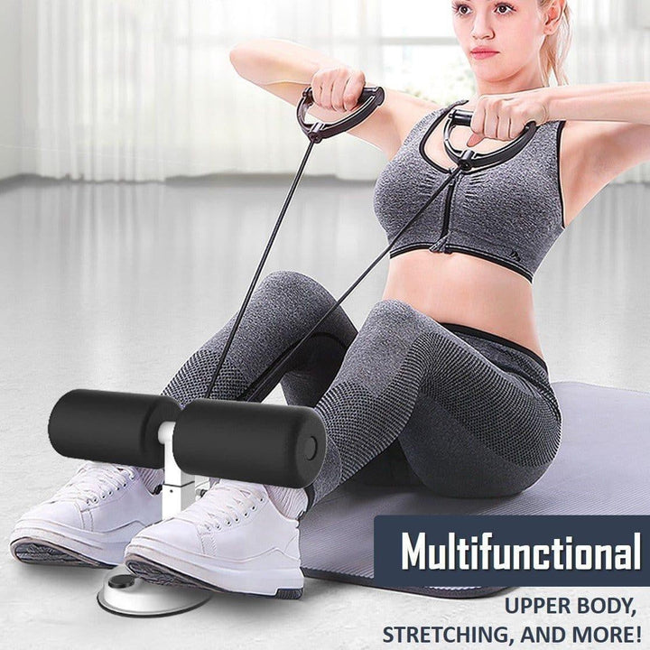 Frau nutzt Bauchtrainer für gezieltes Coretraining und Körperstraffung im Heim-Fitness.