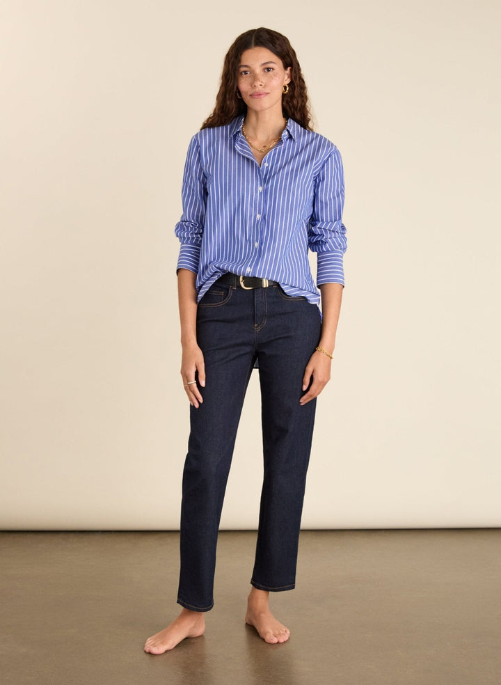 Bequeme Damen Boyfriend Jeans in dunklem Denim, lockerer Schnitt für entspannten Alltagsstil.