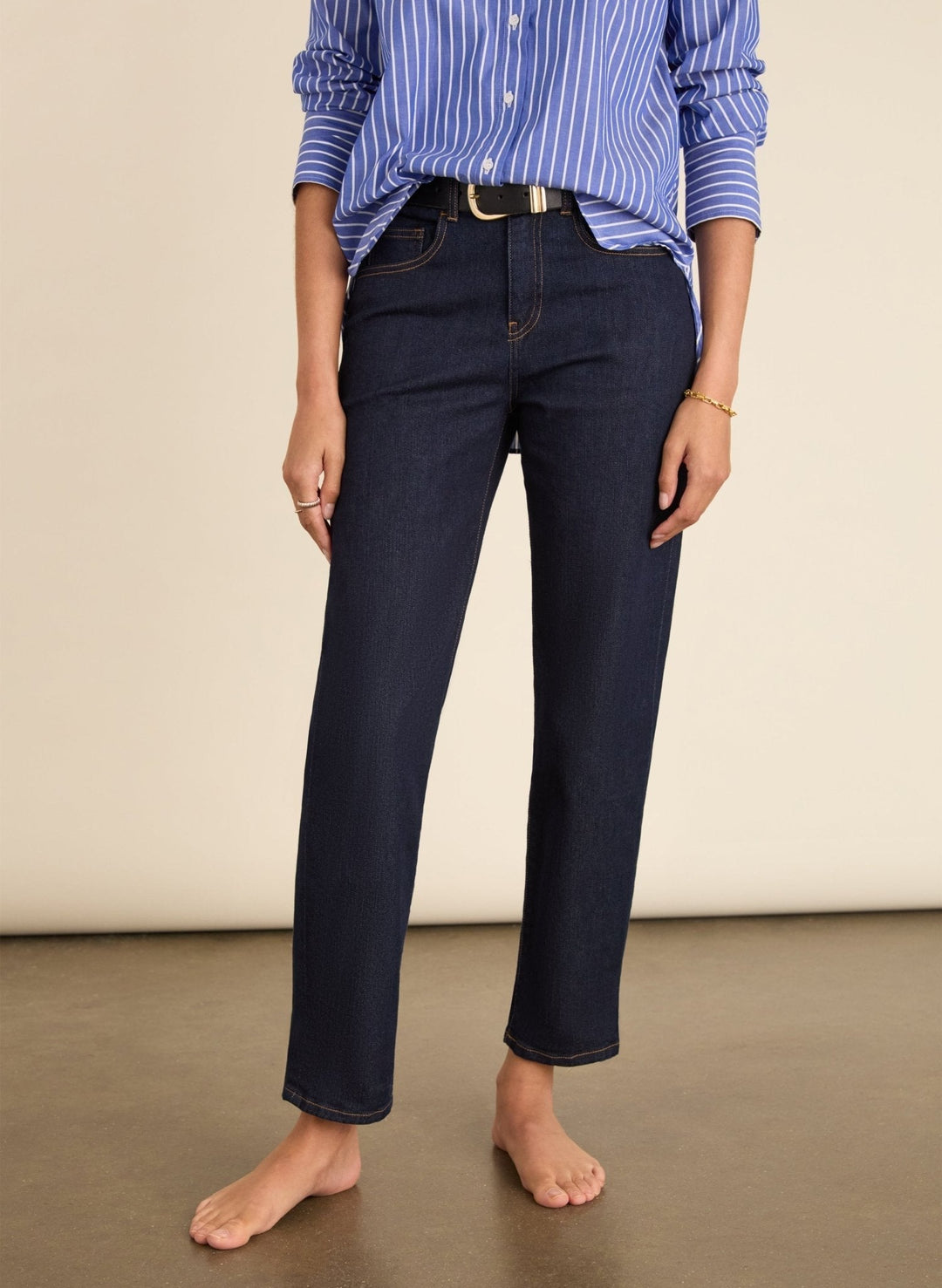 Stylische Damen Boyfriend Jeans mit praktischen Pockets, dunklem Denim und modernem, lockerem Schnitt.