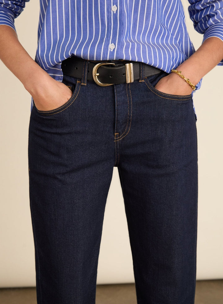 Trendige Damen Boyfriend Jeans, vielseitig kombinierbar, dunkle Waschung, bequeme Freizeithose für Frauen.