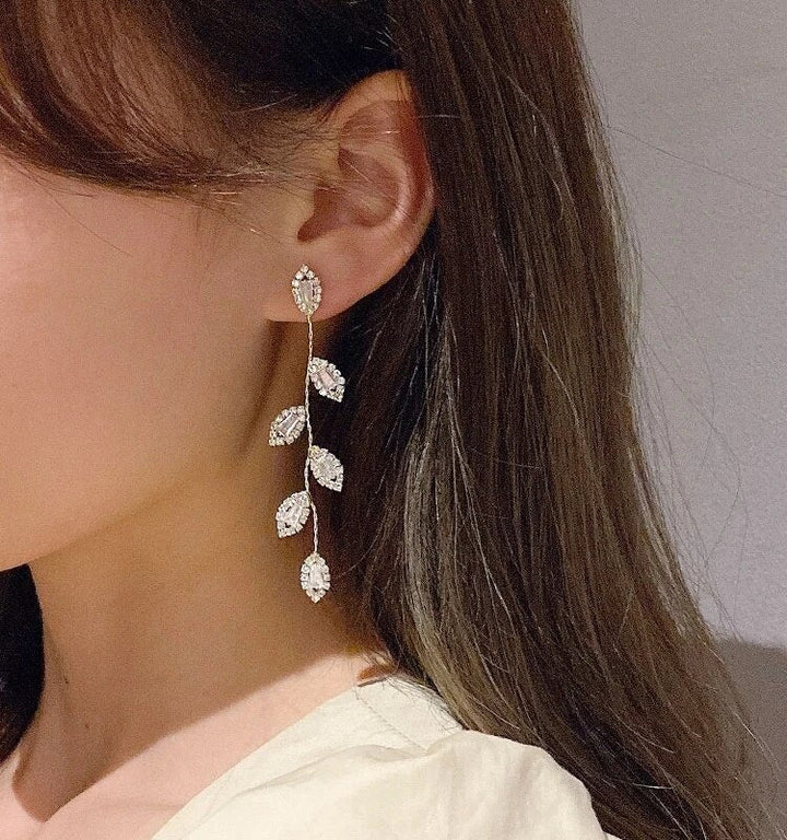Zarte goldene Damen Blattohrringe, filigranes Blatt-Design, eleganter Goldschmuck für besondere Anlässe oder den Alltag.