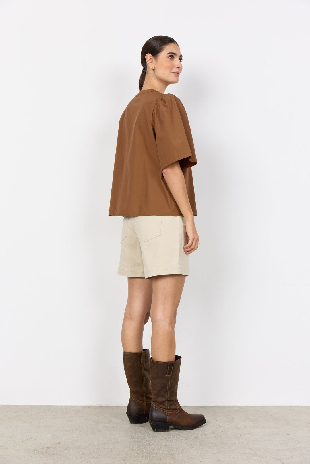 Bequeme Kurzarmbluse für Damen mit elegantem Rundkragen. Ein vielseitiges Oberteil für Alltag und besondere Anlässe.