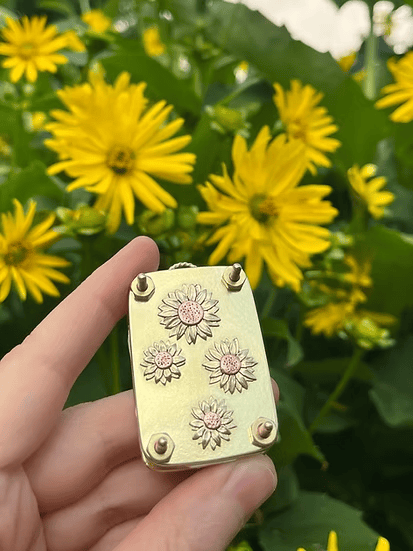 Kreative Blumenpresse für DIY-Hochzeitsdeko und individuelle Geschenke.