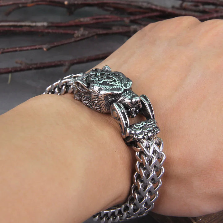 Silbernes Wikinger Herrenarmband mit detailliertem Wolfskopf, nordischer Mythologie Schmuck für Männer.