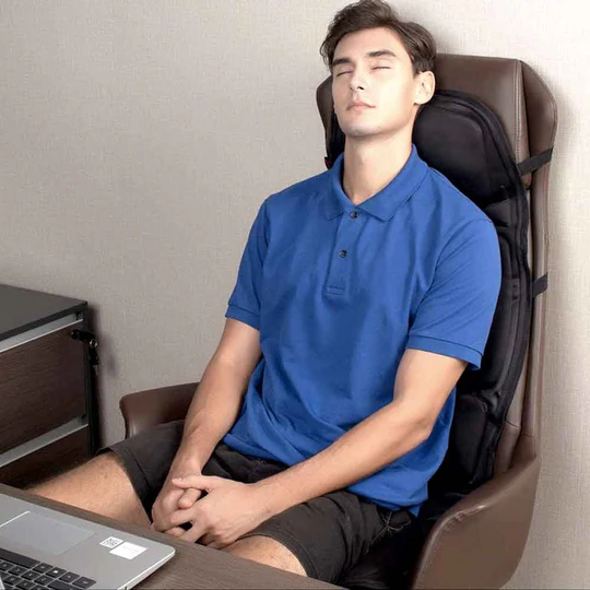 Praktische beheizte Massagesitzauflage für Nacken und Rücken. Perfektes Geschenk für Komfort & Wellness auf jedem Stuhl.